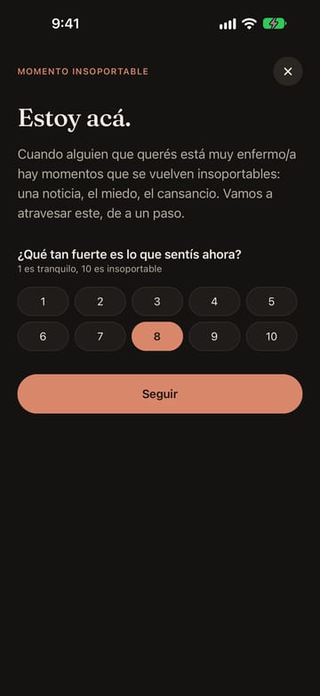 Pantalla de emergencia en duelo, en modo oscuro: Estoy acá, y una escala de 1 a 10 para decir qué tan fuerte es lo que se siente