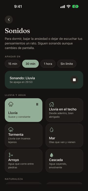Pantalla Sonidos en modo oscuro: temporizador de 30 minutos, Lluvia sonando y otras opciones como Tormenta, Mar y Arroyo